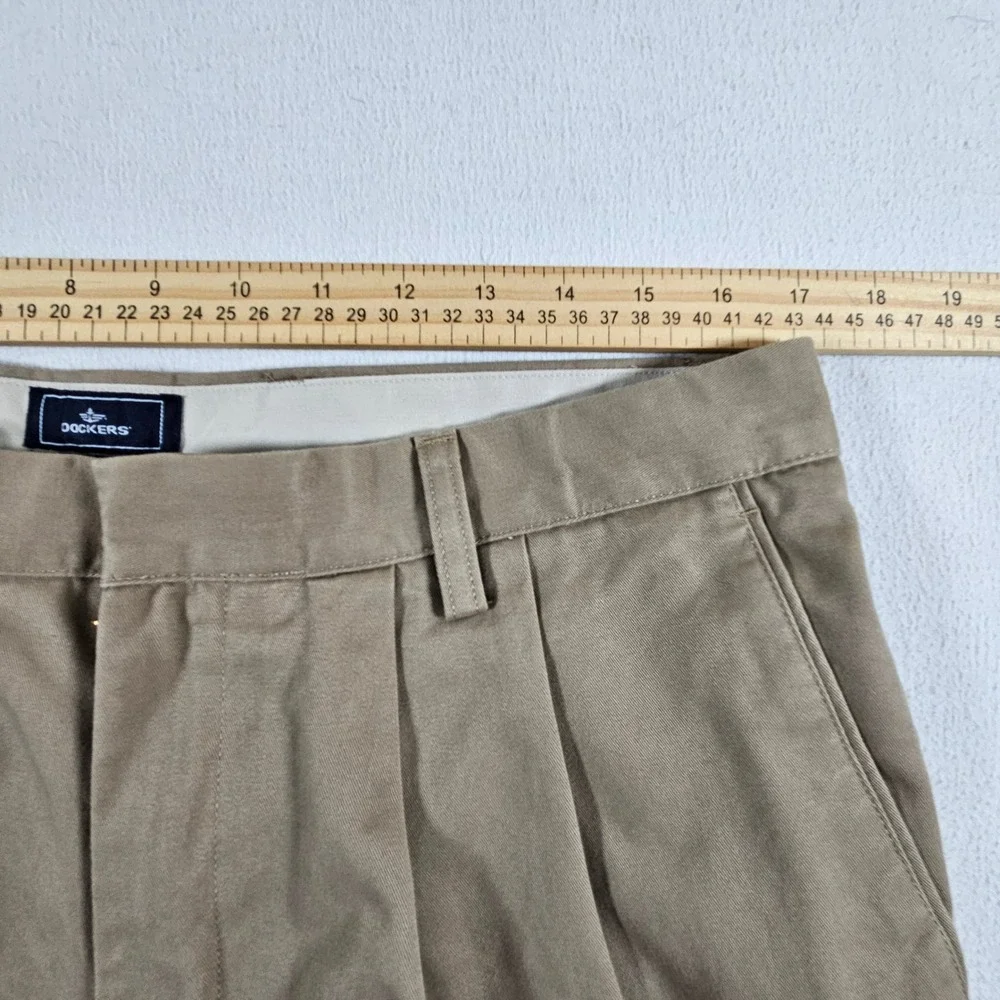 Dockers True Chino Pants Mens 34x34 Khaki D4 Relaxed Fit Pleated 406951024 NEW